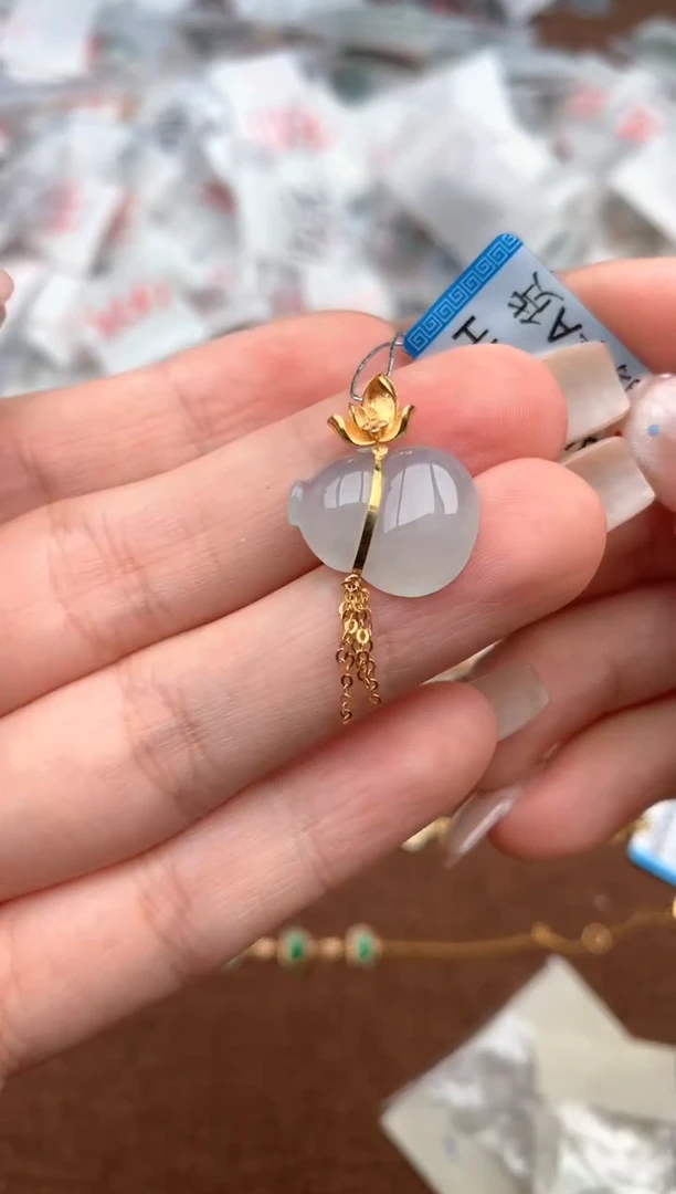 18K金镶嵌挂件翡翠一