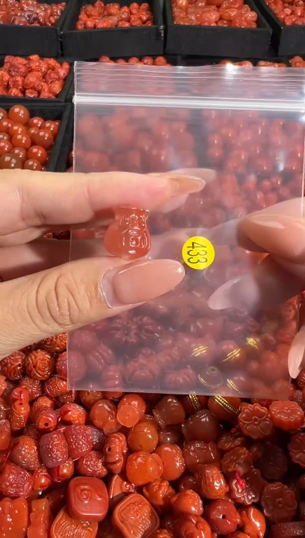 南红玛瑙未镶嵌颈饰1
