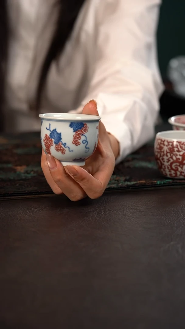 贵红窑青花釉里红葡萄纹小肚杯
