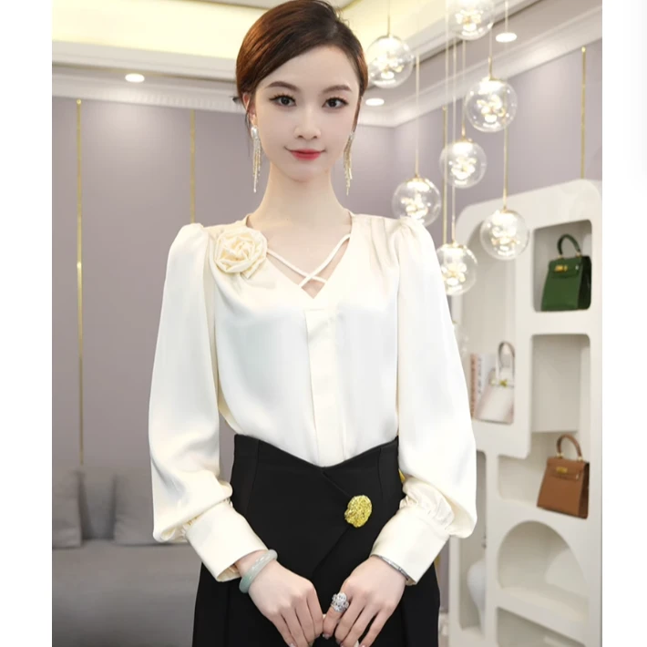 9361春季新款高级时尚清新显白缎面重工小众设计感交叉V领上衣女