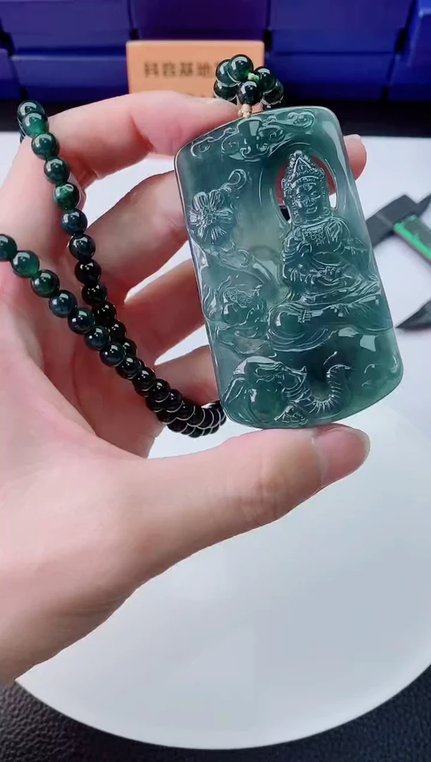 翡翠未镶嵌颈饰   `