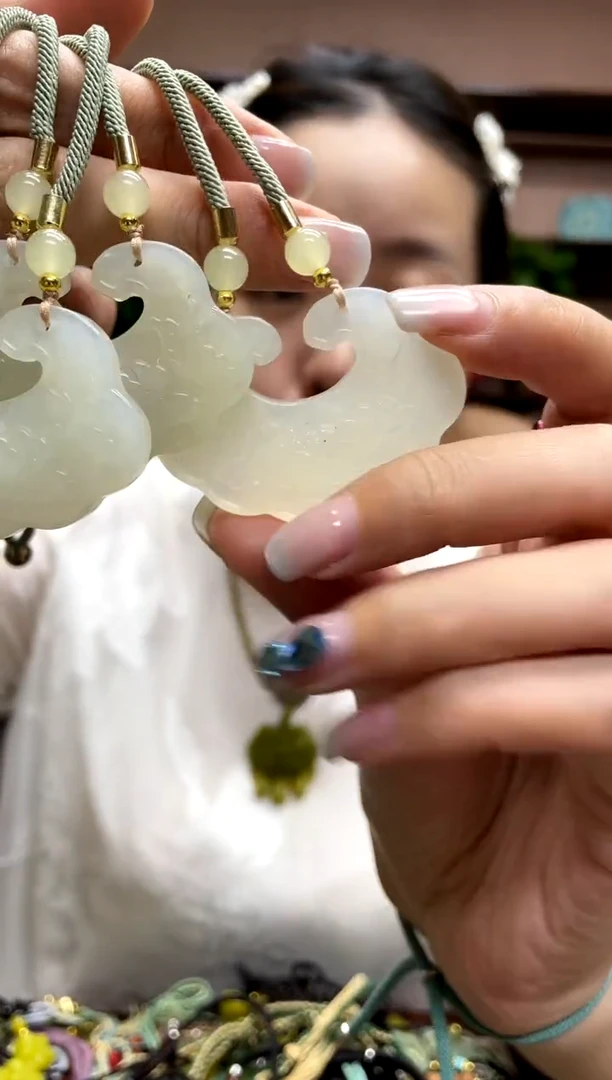 岫玉未镶嵌吊坠多样性发货发其中之一