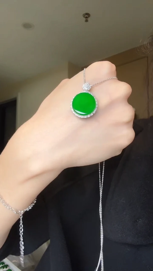 【闪购商品】翡翠吊坠(不含链)18K金镶嵌天然翡翠吊坠