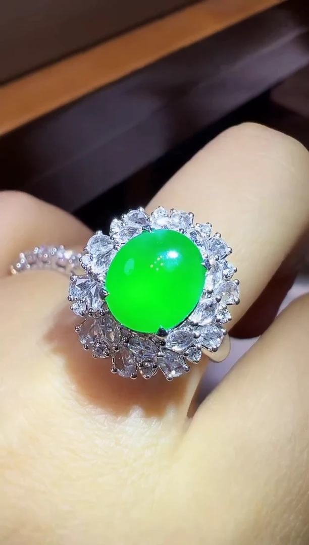 18K金镶嵌戒指翡翠小*举蛋面