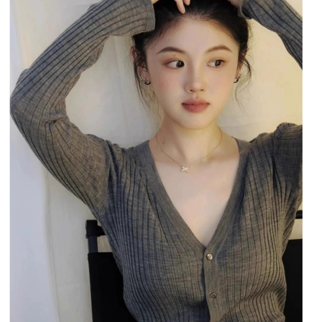 灰色长袖针织打底衫女秋冬新款v领开衫百搭毛衣修身内搭洋气上衣