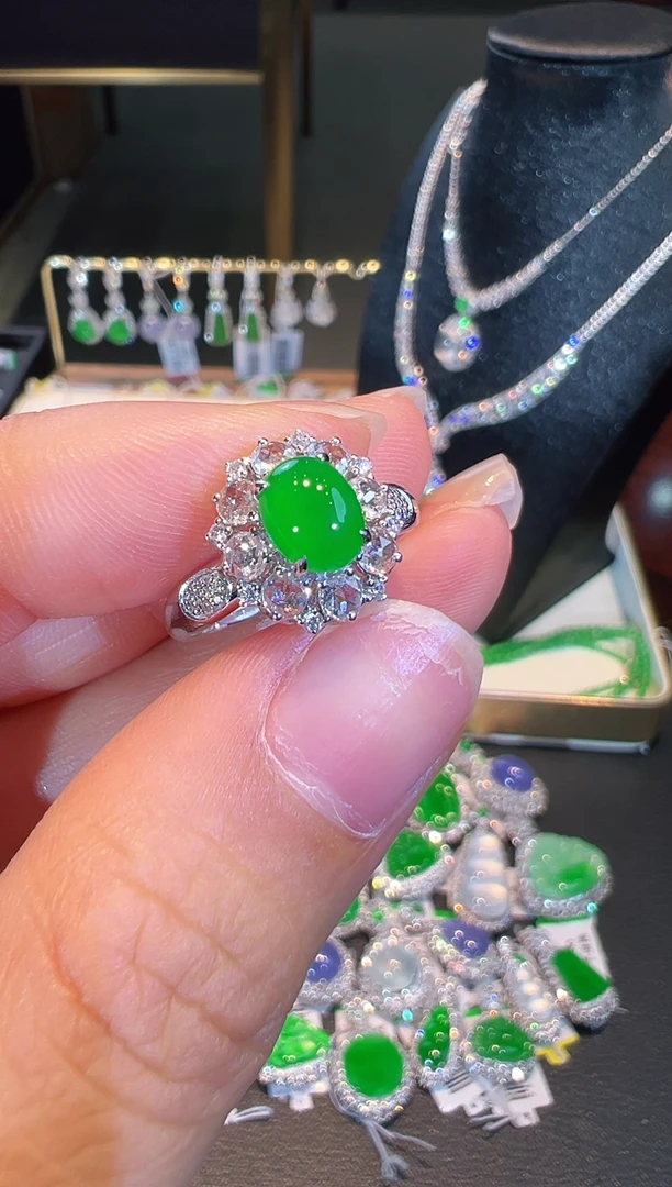 翡翠戒指18K金镶嵌翡翠