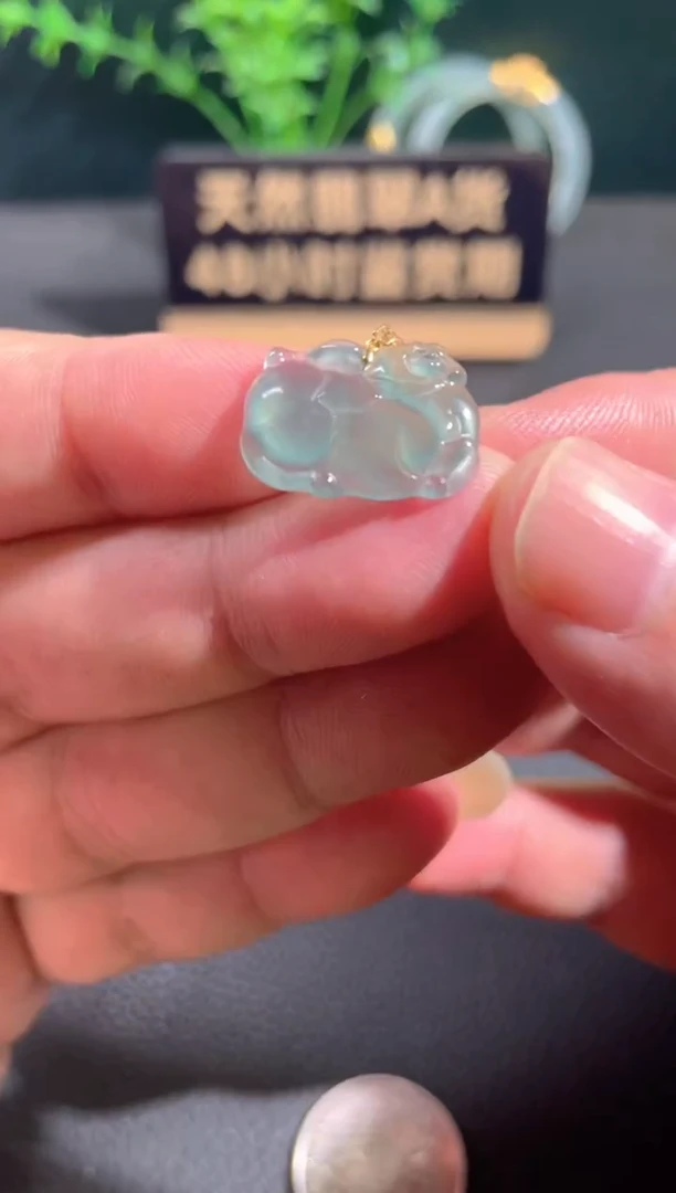 翡翠18K金镶嵌颈饰翡翠