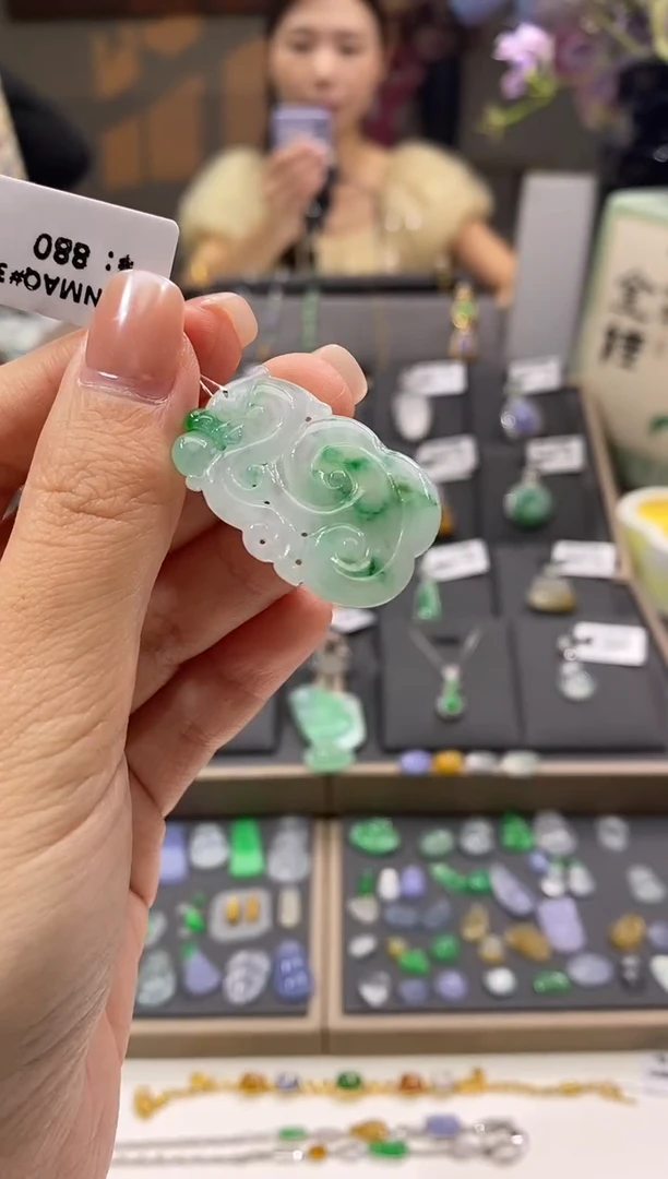 颈饰未镶嵌翡翠龙牌