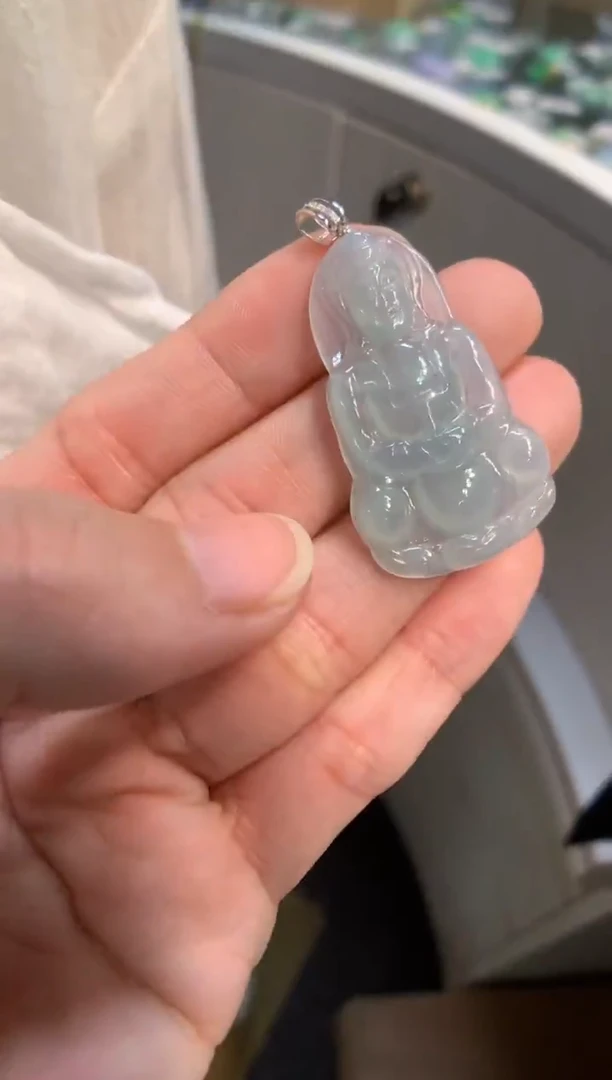 颈饰18K金镶嵌翡翠观音