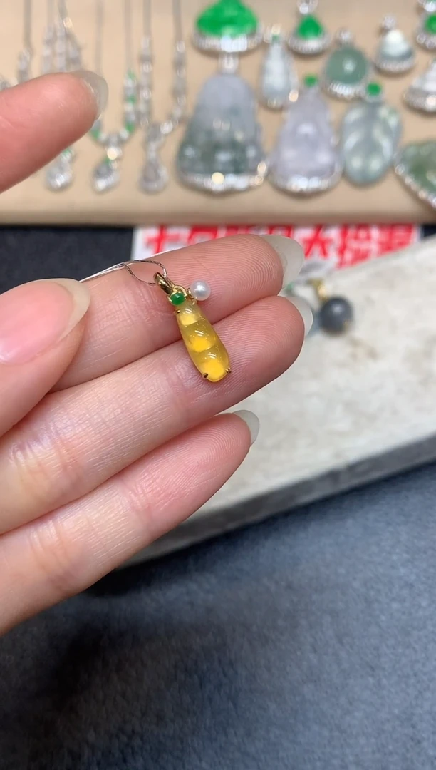 颈饰18K金镶嵌翡翠福豆【无服务费