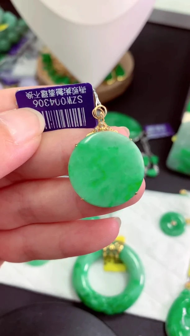 颈饰18K金镶嵌翡翠挂件