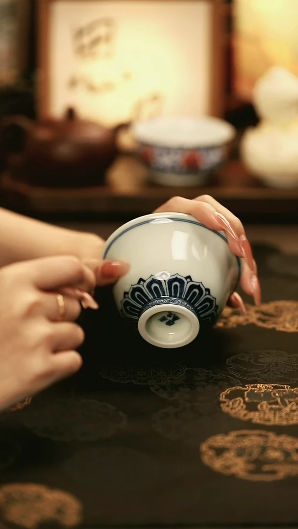 M666/陶瓷留白宝相纹压手杯