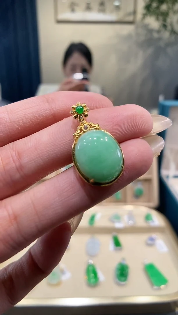 【闪购商品】翡翠吊坠(不含链)18K金镶嵌蛋面