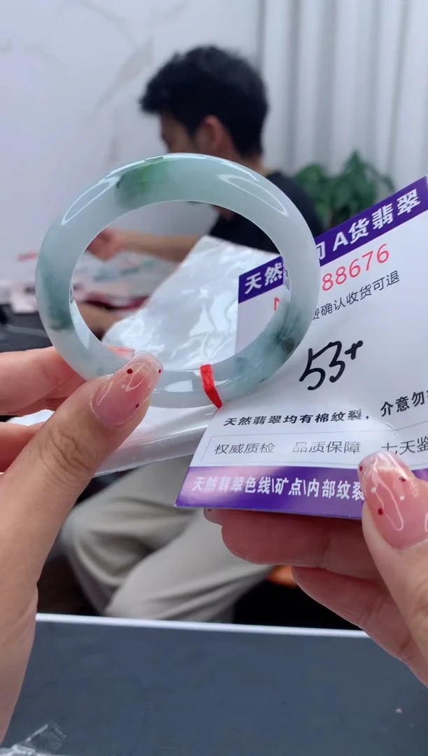 未镶嵌手镯翡翠带****条有纹，完美者勿拍