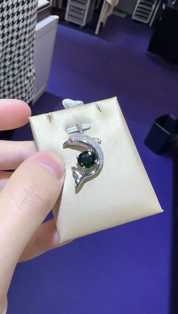 【闪购商品】透辉石吊坠银S925镶嵌海豚设计款