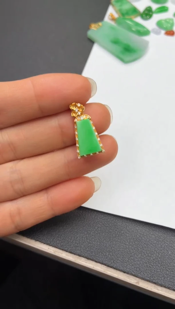 颈饰18K金镶嵌翡翠天然翡翠A货