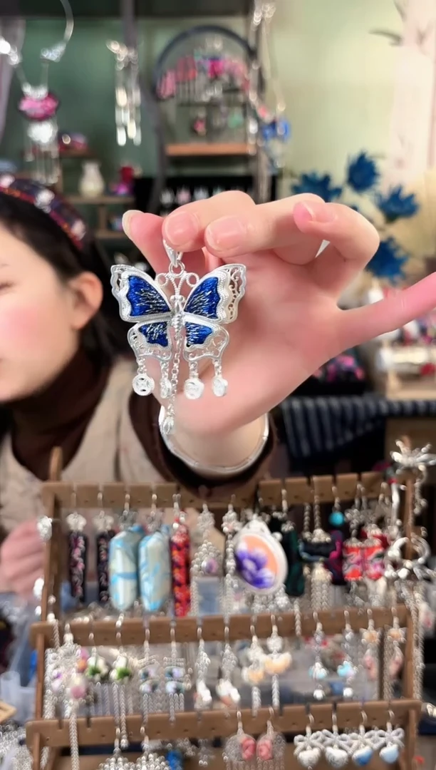 彩云南阁非遗老绣饰品521*