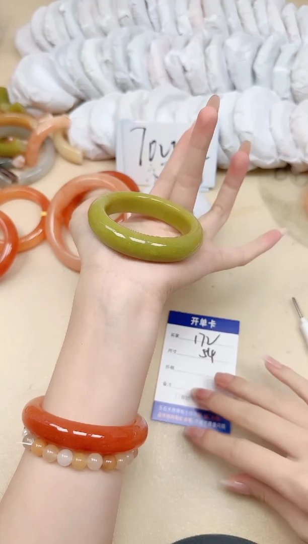 未镶嵌手镯石英质玉172/54