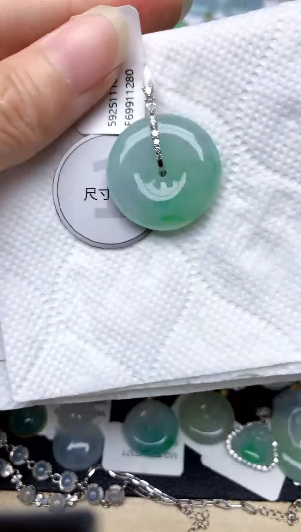 颈饰18K金镶嵌翡翠天然A货翡翠