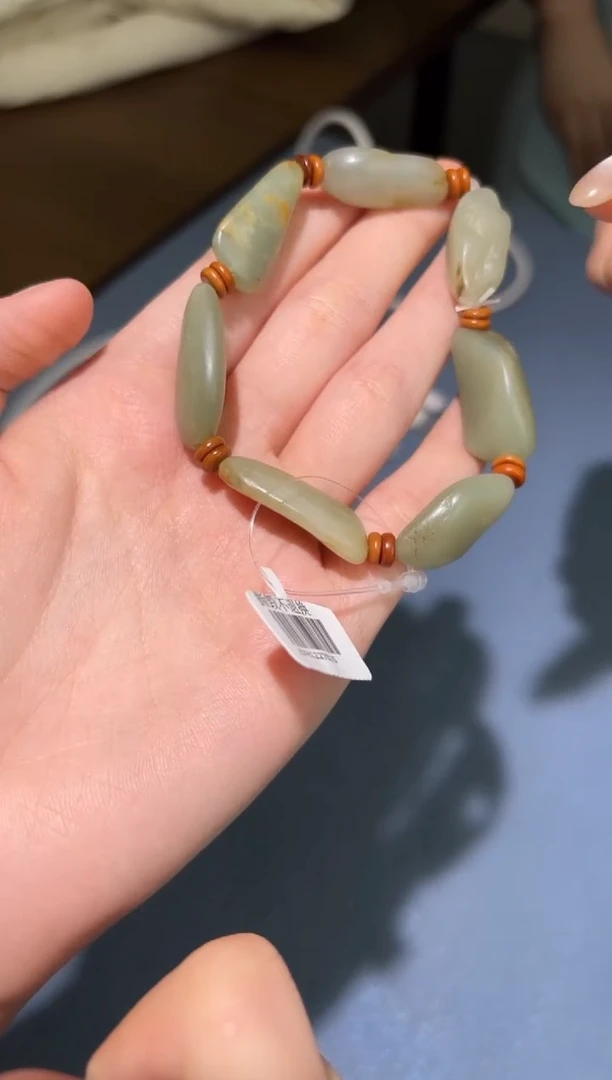 颈饰未镶嵌和田玉吊坠