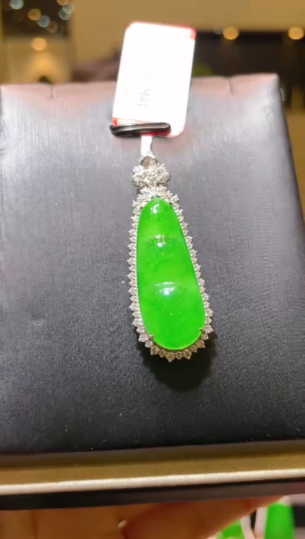 【闪购商品】翡翠吊坠(赠链)18K金镶嵌A40
