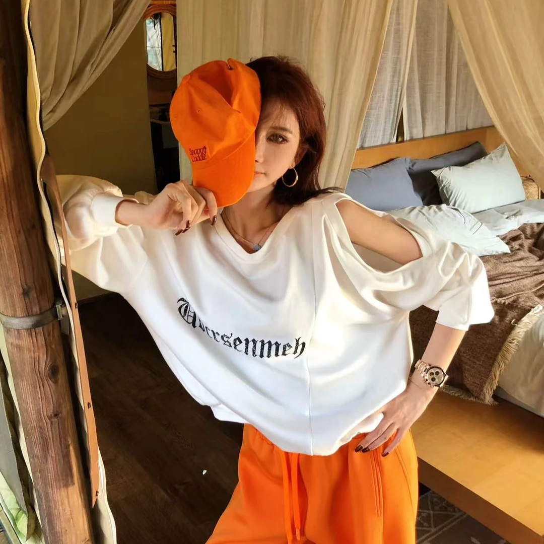 婉君【字母格调】秋季休闲风长袖露肩圆领宽松显瘦上衣LWJ25C3T2609