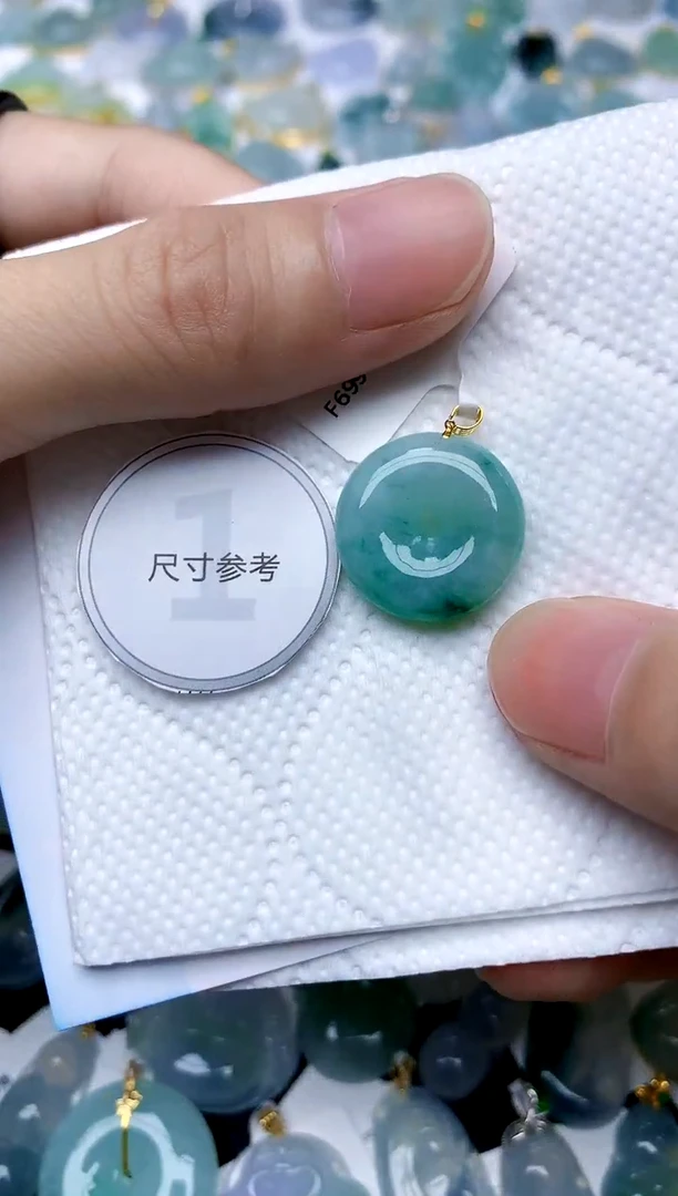 颈饰18K金镶嵌翡翠天然A货翡翠
