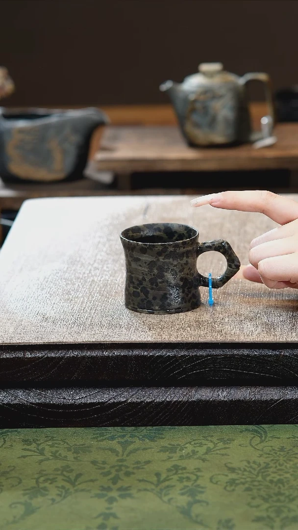 归玉堂冰碛岩重工雕刻豹纹竹节手柄杯