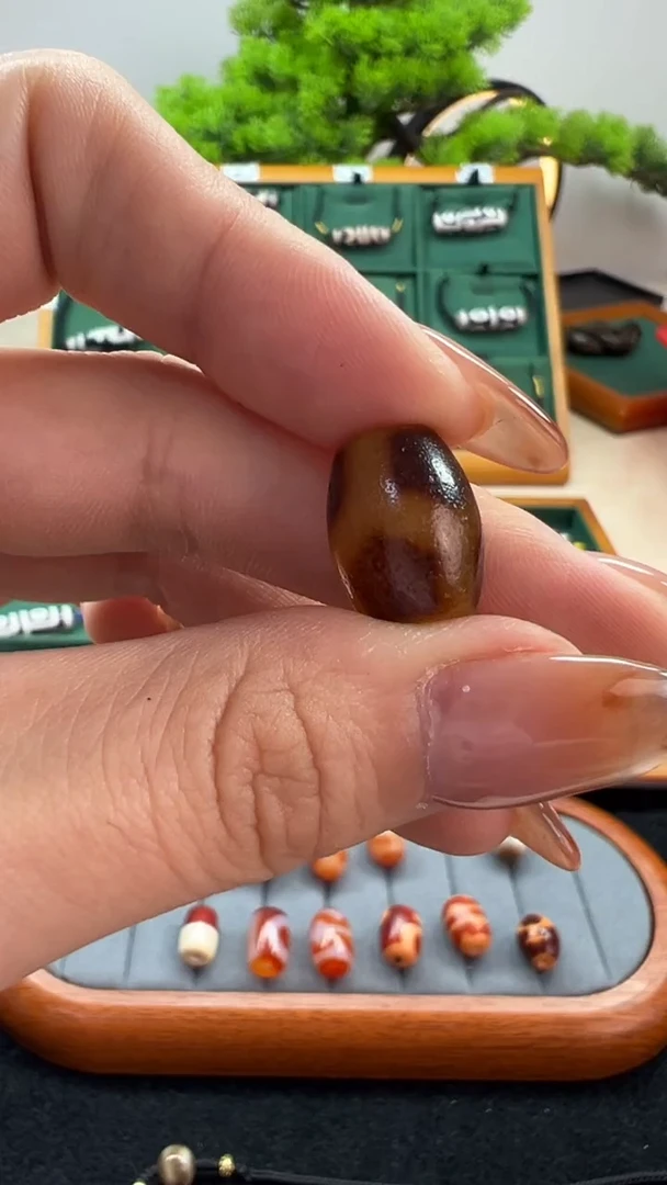 玛瑙/玉髓（覆膜）颈饰未镶嵌厚**物46.（微瑕随机发货）