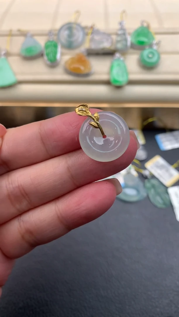 翡翠18K金镶嵌颈饰F655
