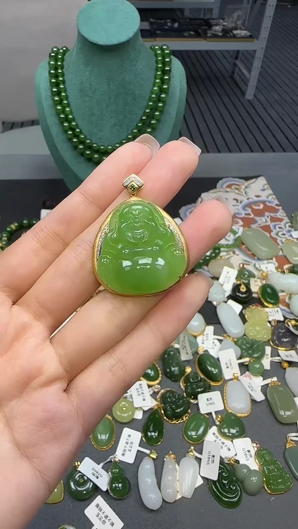 18K金镶嵌和田玉挂件1