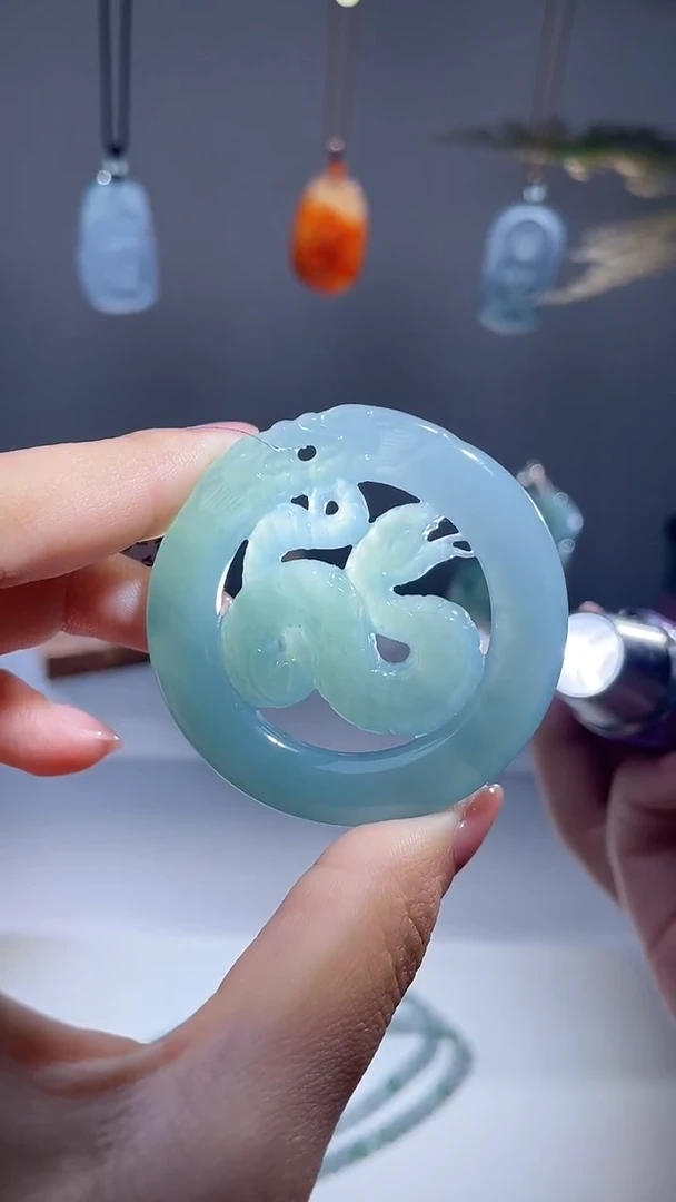 颈饰未镶嵌翡翠蛇牌