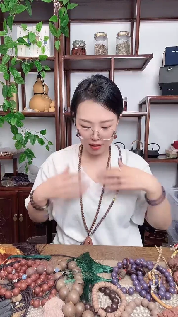 泥塑微瑕龙涎香方的3颗珠子脖挂