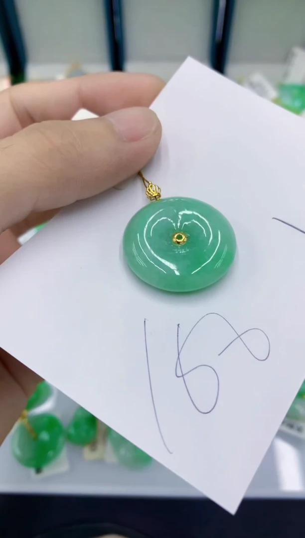 翡翠18K金镶嵌颈饰翡翠