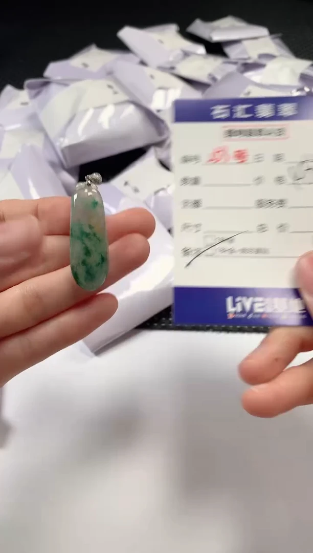 颈饰18K金镶嵌翡翠1