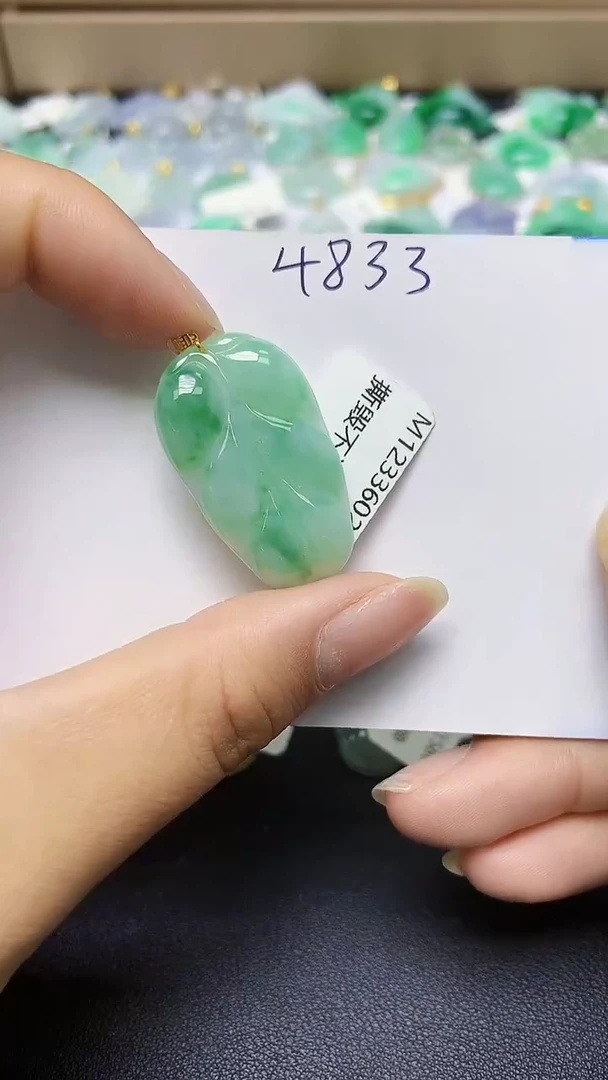 翡翠18K金镶嵌颈饰天然缅甸翡翠A货