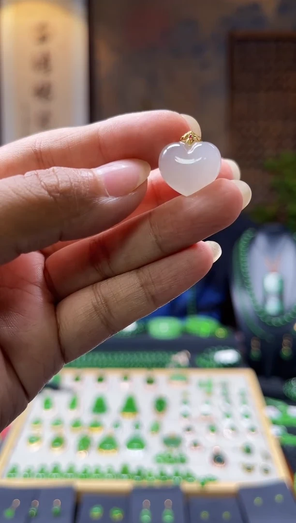 颈饰18K金镶嵌和田玉白玉小爱心吊坠多样性发一