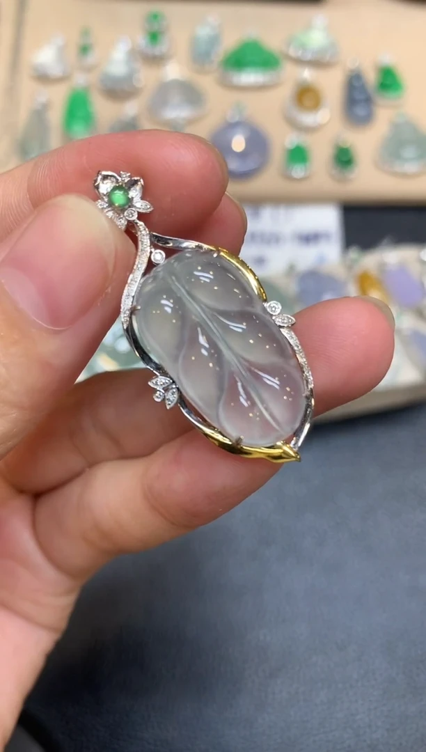 颈饰18K金镶嵌翡翠树叶【无服务费
