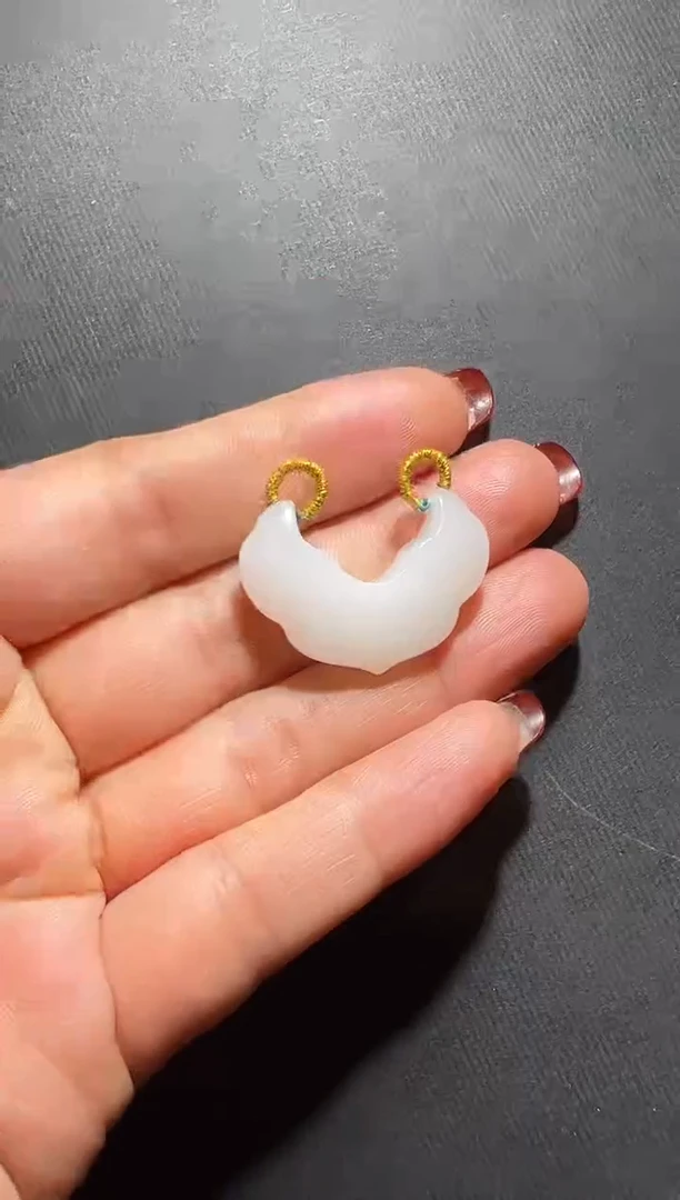 颈饰未镶嵌和田玉和田如意吊坠（有黑 点）