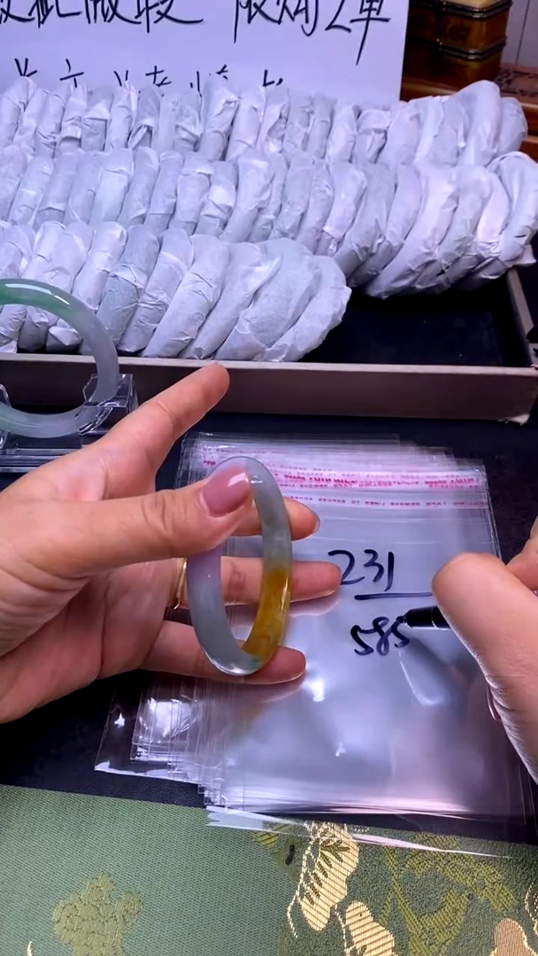 时尚女款缅料手镯231