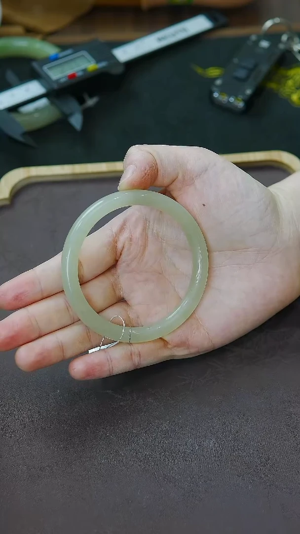 未镶嵌手镯和田玉56圈口冰晴水手镯