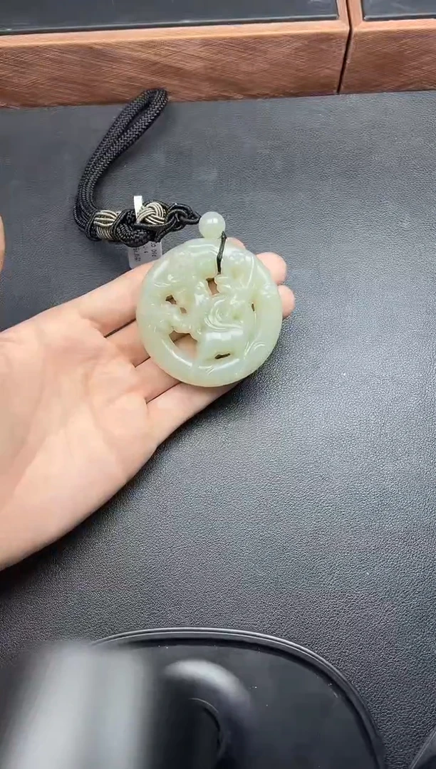 吊坠(赠链)未镶嵌和田玉且末微色差近矿挂件