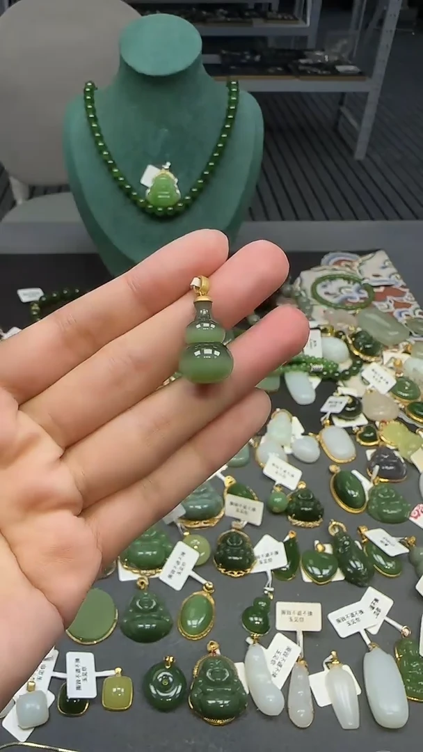 18K金镶嵌和田玉挂件1