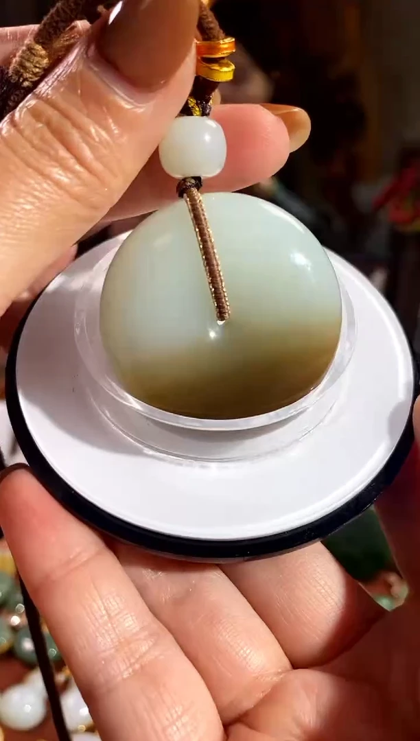 吊坠(赠链)未镶嵌和田玉.