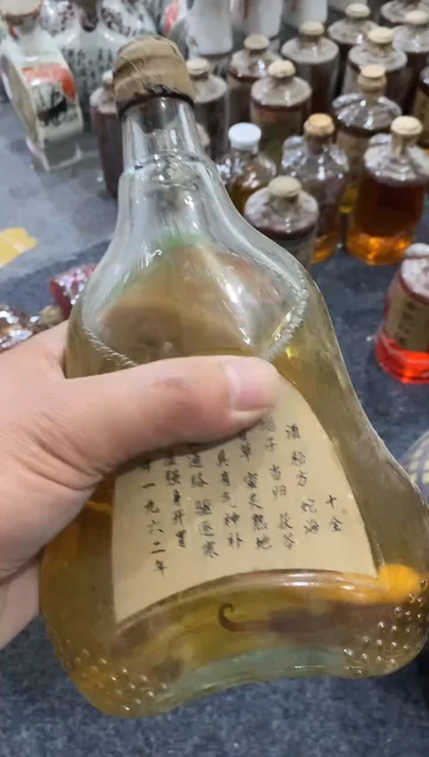 瓷片手工手绘依山傍水瓶