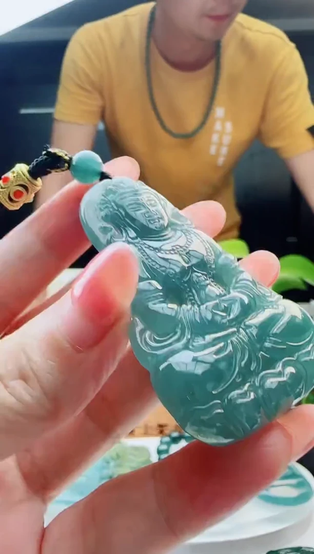 翡翠未镶嵌颈饰多样性发货其中一件