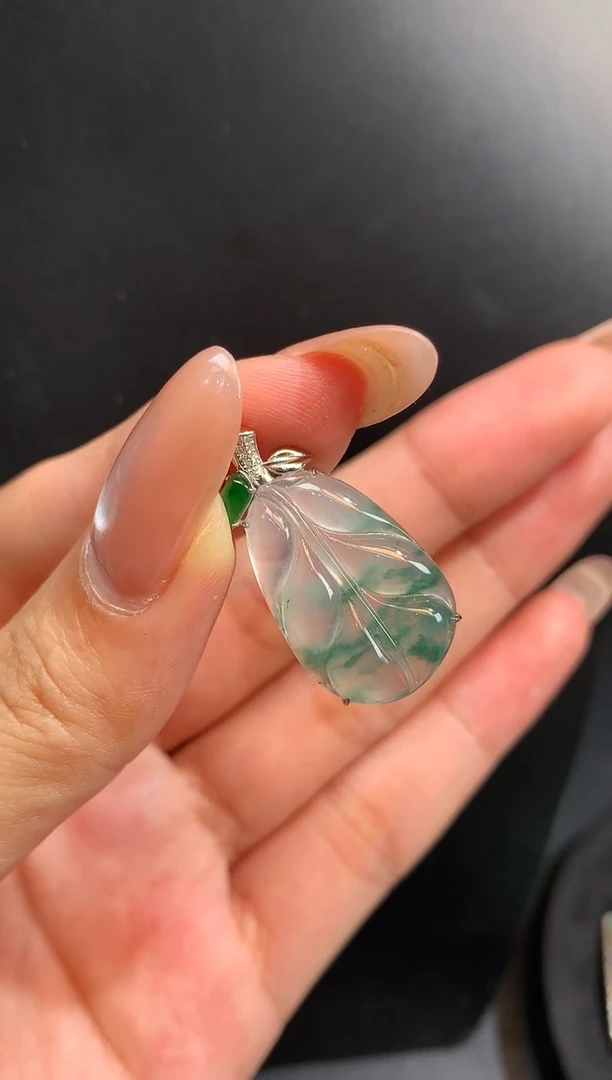 颈饰18K金镶嵌翡翠叶子