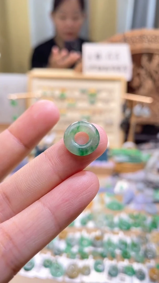 翡翠未镶嵌颈饰甜甜圈