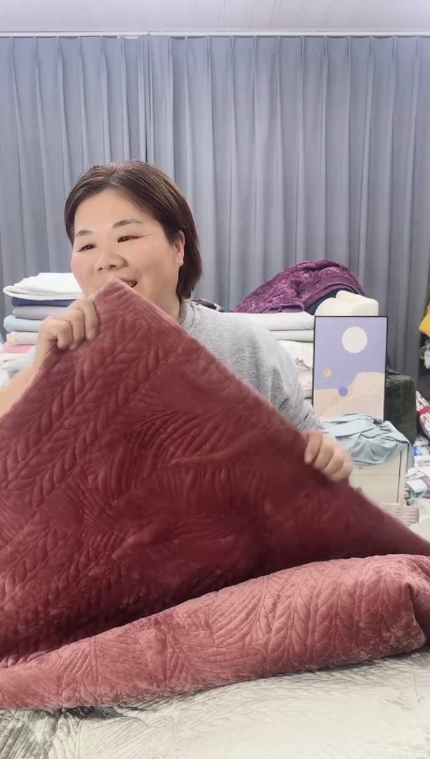 棉红色绣花希腊绒2.4*2.5微瑕