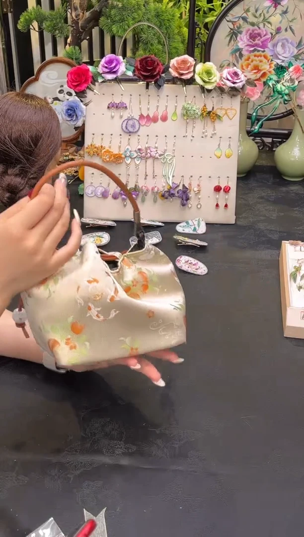 织绣璐**～非遗绒花苏绣饰品